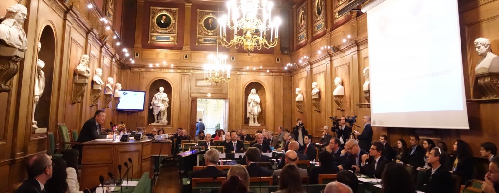 Bertrand Collomb, président honoraire de Lafarge, introduisait la présentation du rapport sur La Finance Responsable dans la grande salle des séances de l'Institut de France. (photo © GPouzin)