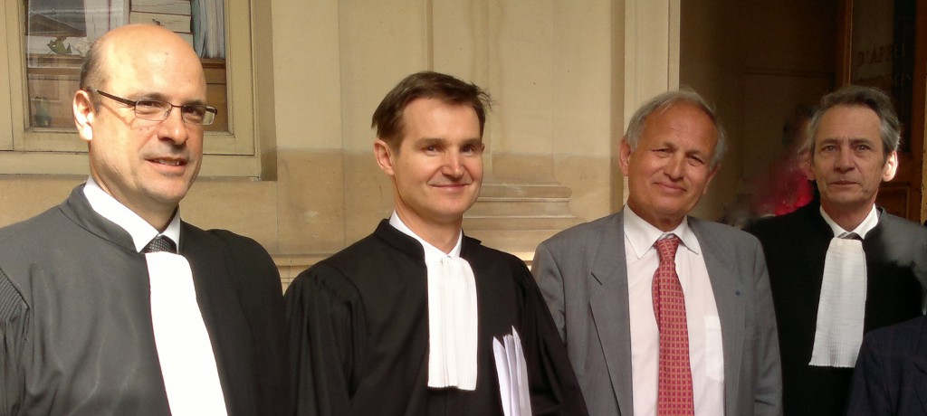 De gauche à droite : Maîtres Stéphane Bonifassi et Nicolas Lecoq-Vallon avec Claude Salort, président du CIDS-Cref, et maître Francis Terquem. (photo © GPouzin)