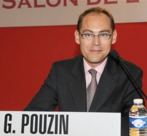 Gilles Pouzin anime une conférence sur les placements au Palais des Congrès de Paris, porte Maillot, dans le cadre du Forum de l'investissement.