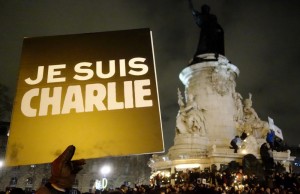 Je suis Charlie, signe de ralliement devenu en quelques heures le symbole mondiale de la liberté d'expression, dès le soir du massacre de la rédaction de Charlie Hebdo, mercredi 7 janvier 2015. (photo © GPouzin)